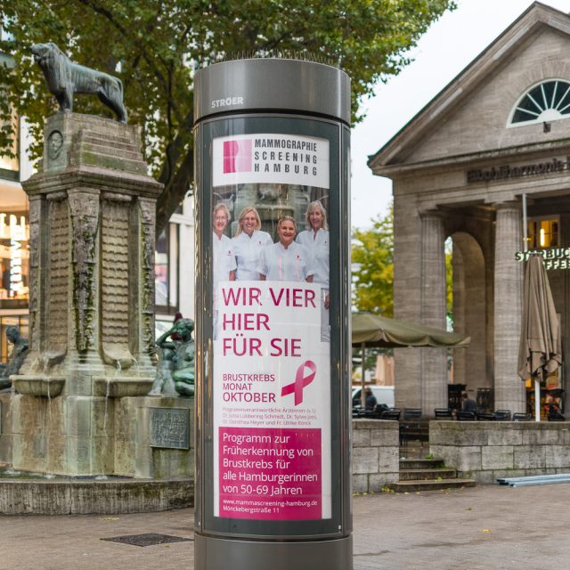 Vier für Sie auf der Litfaßsäule: Portrait Mammographiescreening Hamburg